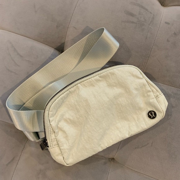 RARE NWOT Lululemon Everywhere Belt Bag Springtime Mint Green - Picture 2 of 16